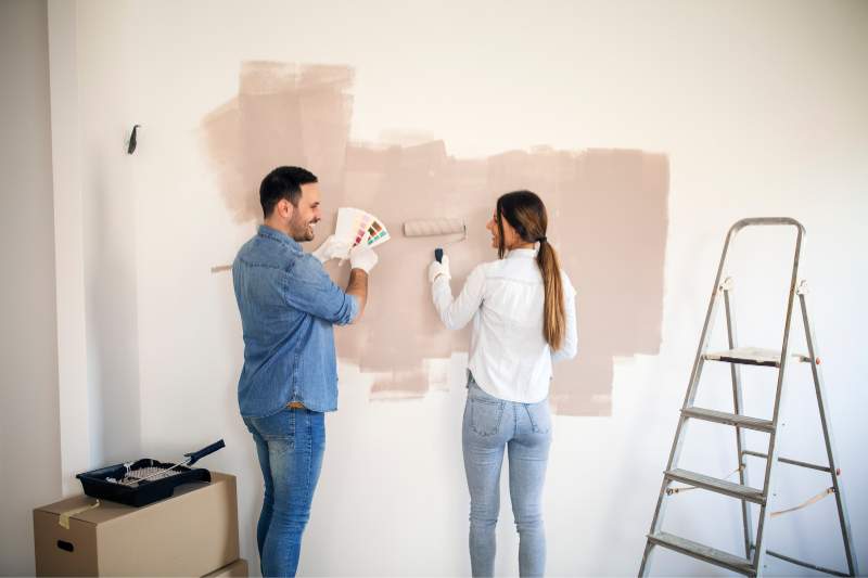 Małżeństwo malujące ściany