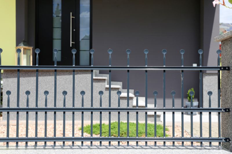 Nowoczesny dom, bezpieczna przestrzeń: jak wybrać bramy aluminiowe i ogrodzenia w Brzesku – poradnik dla mężczyzny