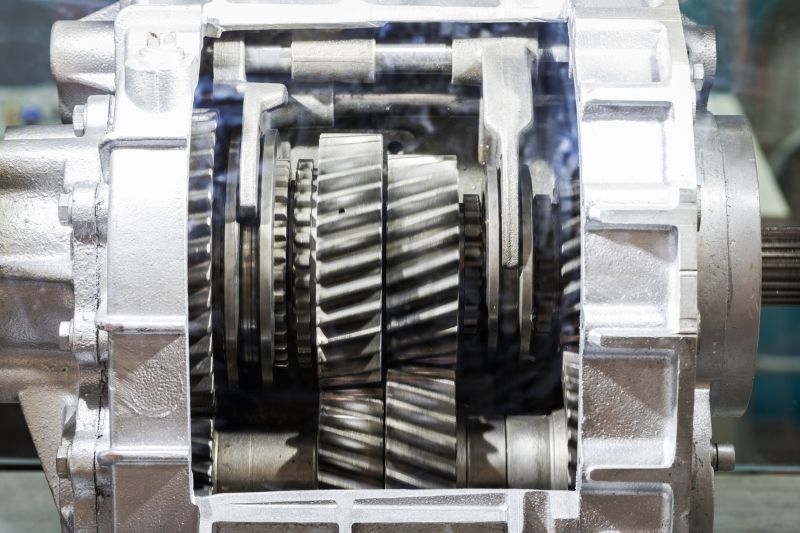 Naprawa skrzyni biegów koparki w warsztacie